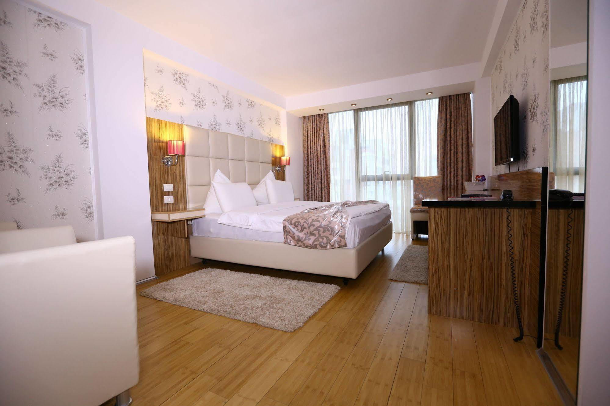 Hotel Articus Craiova Luaran gambar